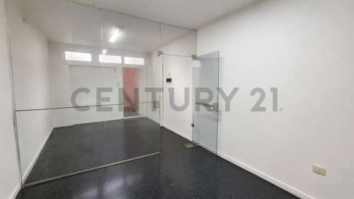 PH en venta de 2 dormitorios con patio, balcón y escritorio en Barrio General Paz 5
