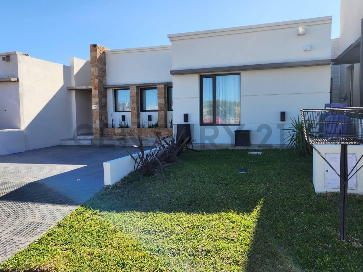 Foto de Residencia de diseño moderno con quincho, patio y cochera doble en, imagen 3
