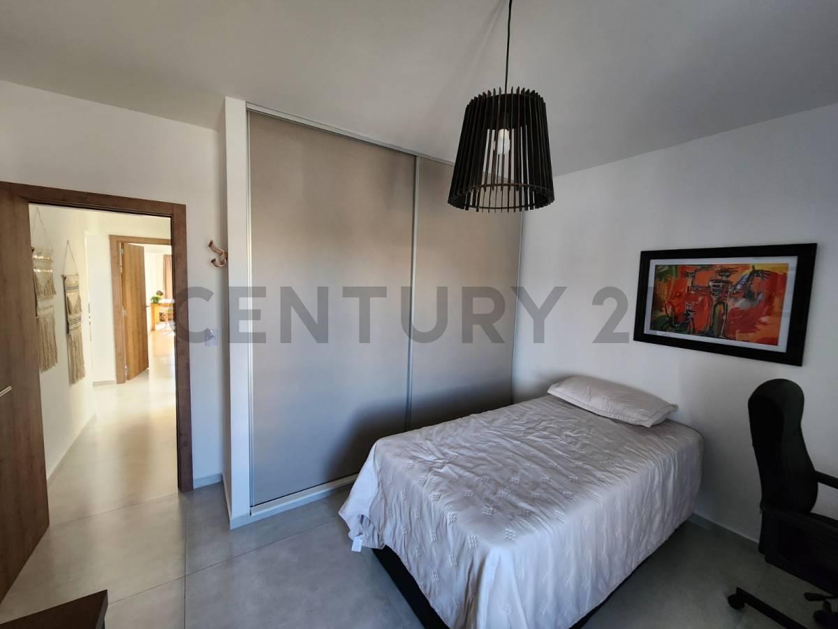 Foto de Residencia de diseño moderno con quincho, patio y cochera doble en, imagen 1