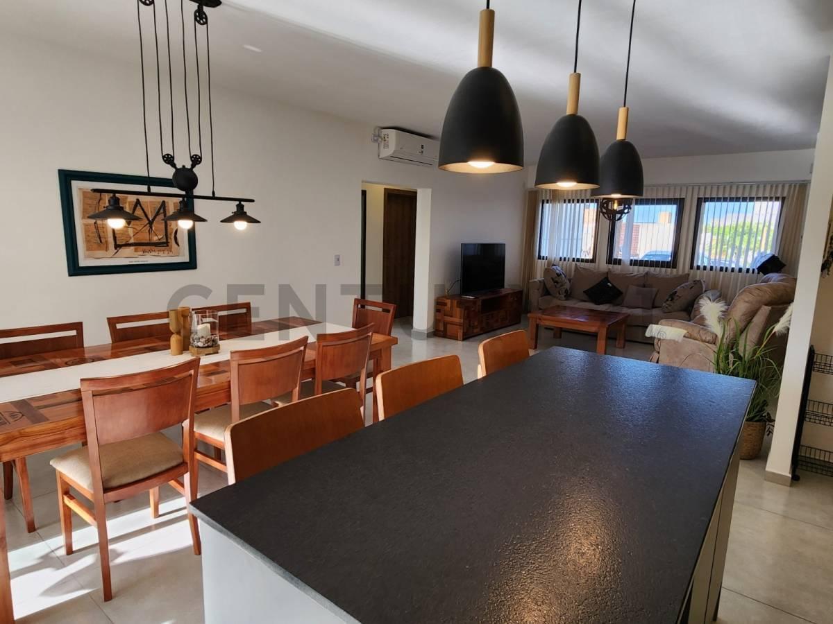Foto de Residencia de diseño moderno con quincho, patio y cochera doble en, imagen 4