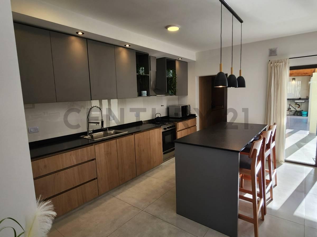 Foto de Residencia de diseño moderno con quincho, patio y cochera doble en, imagen 2