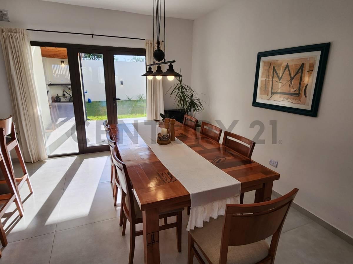 Foto de Residencia de diseño moderno con quincho, patio y cochera doble en, imagen 5