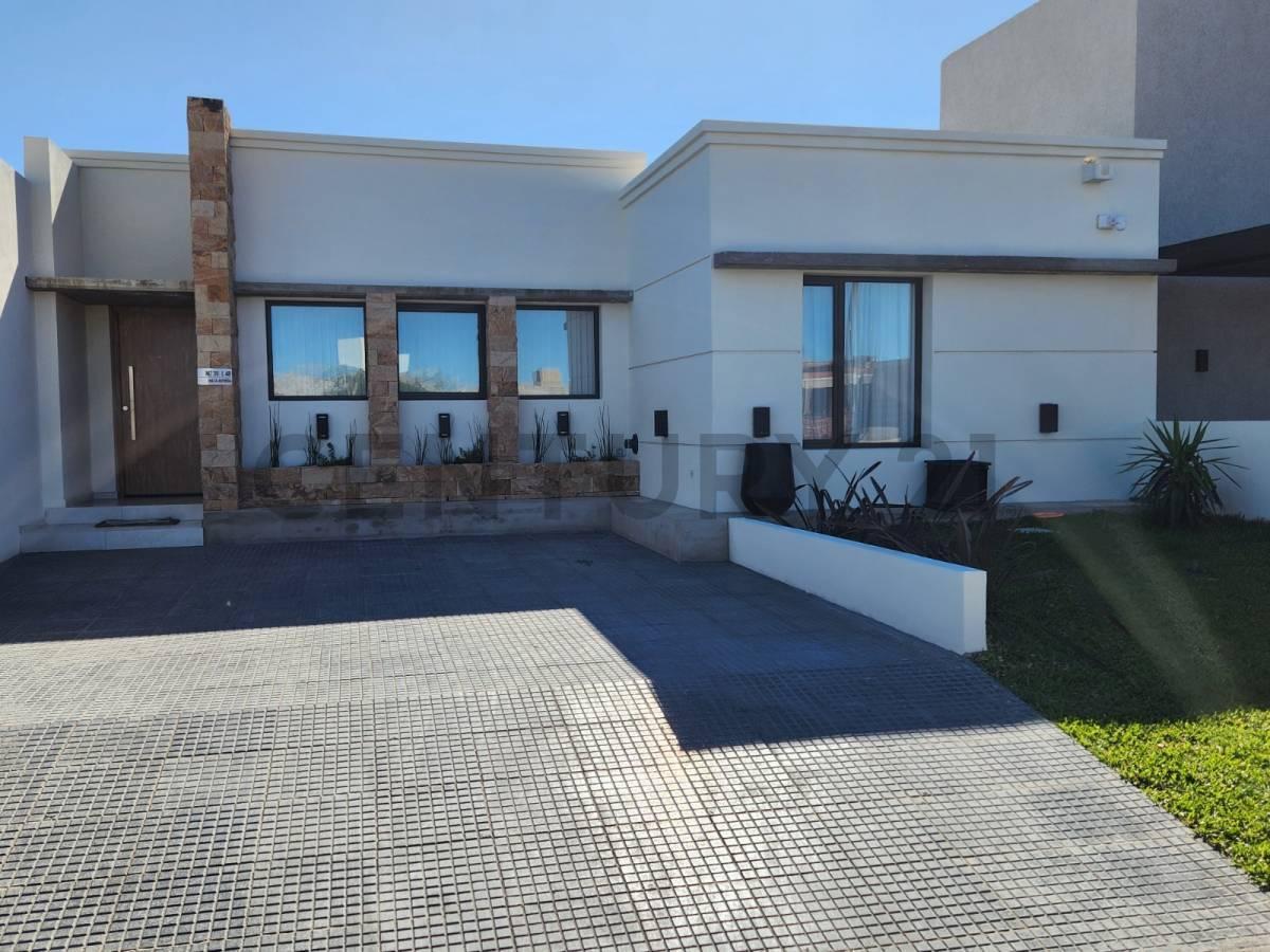 Foto de Residencia de diseño moderno con quincho, patio y cochera doble en, imagen 4