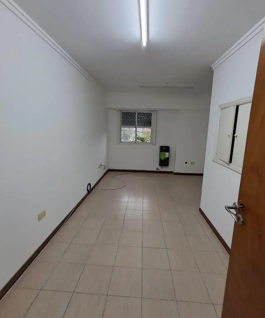 4 AMBIENTES EN PLATA ALTA/ 3 DESPACHOS - APTO PROFESIONAL 2