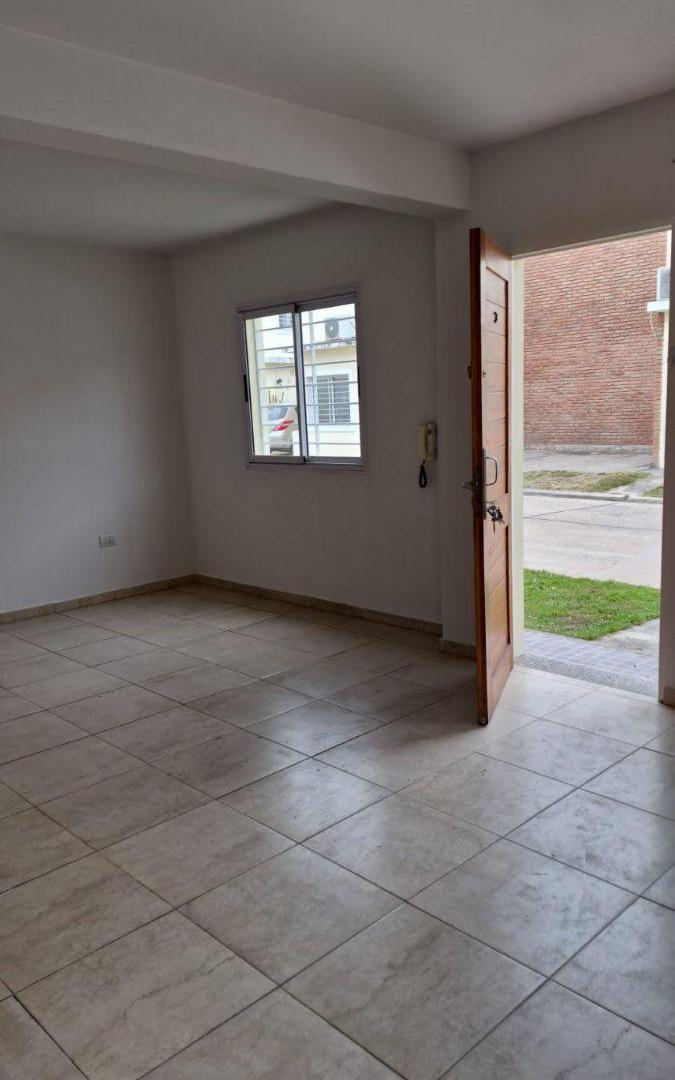 Foto de VENDO DUPLEX EN BARRIO CERRADO/3DORMITORIOS*2BAÑOS*LIVING-COMEDOR*COCINA, imagen 2