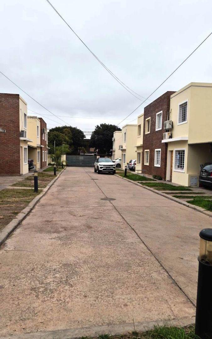 Foto de VENDO DUPLEX EN BARRIO CERRADO/3DORMITORIOS*2BAÑOS*LIVING-COMEDOR*COCINA, imagen 1