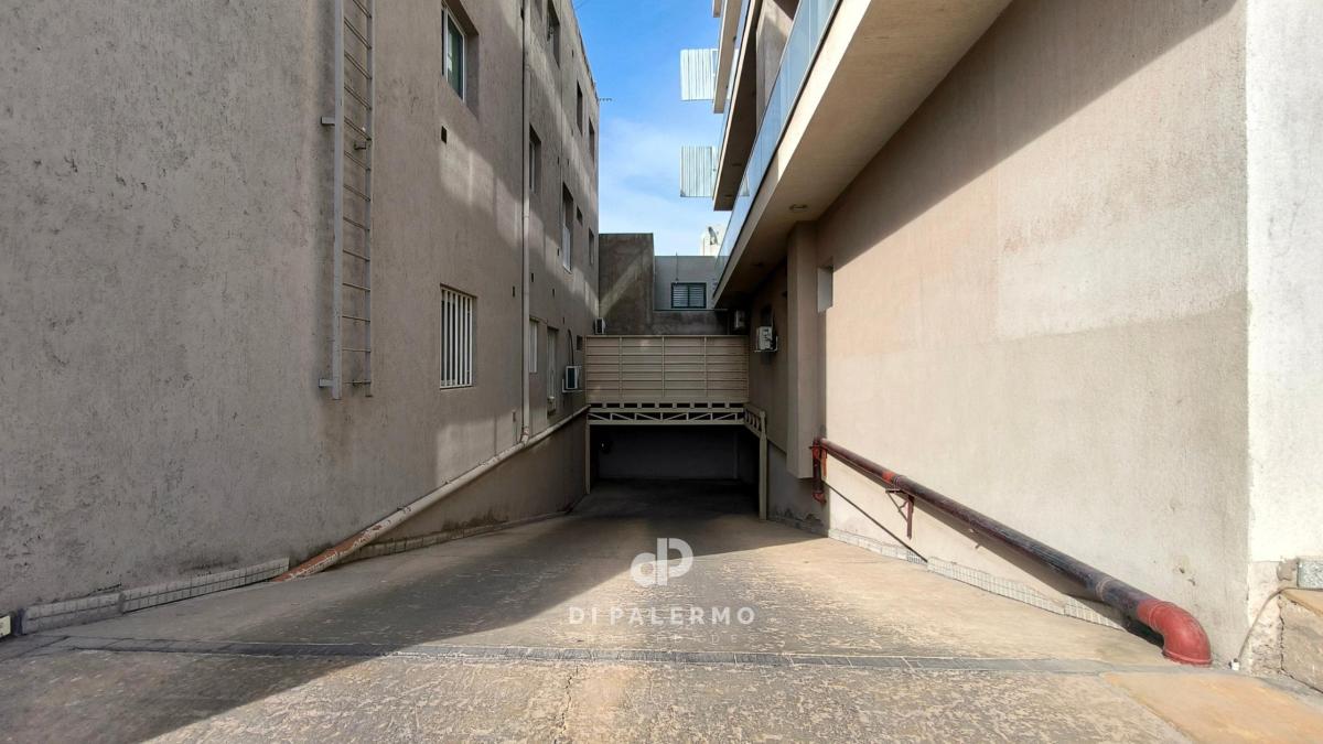 Venta de Departamento de 2 Habitaciones con Cochera en Complejo Privado 3