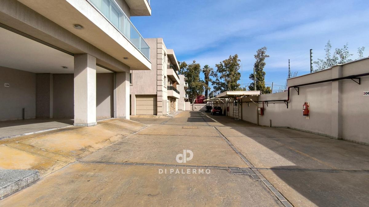 Venta de Departamento de 2 Habitaciones con Cochera en Complejo Privado 5