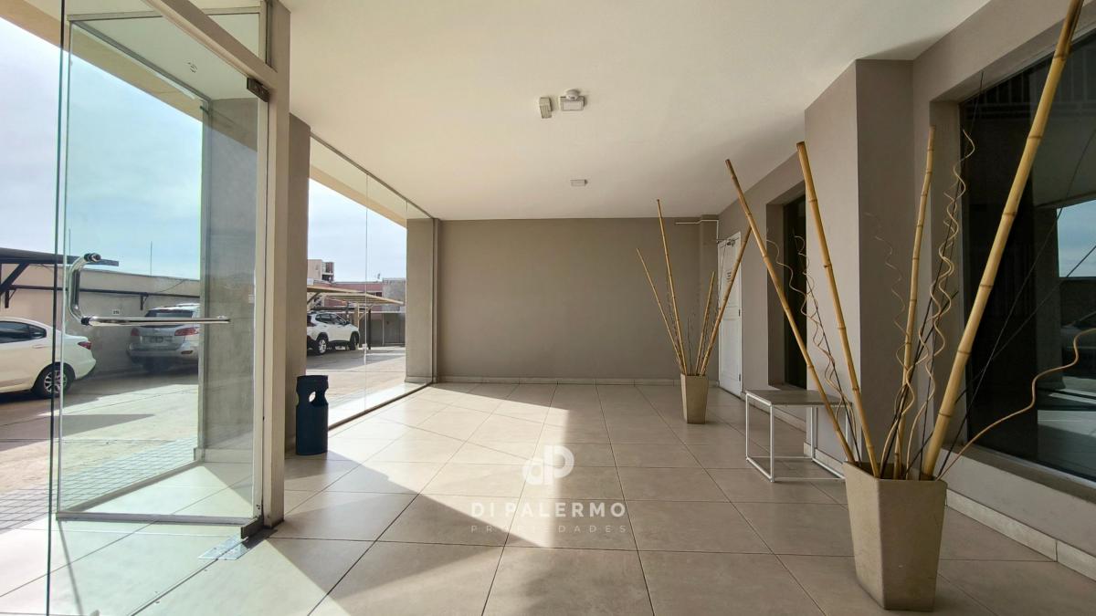 Venta de Departamento de 2 Habitaciones con Cochera en Complejo Privado 4