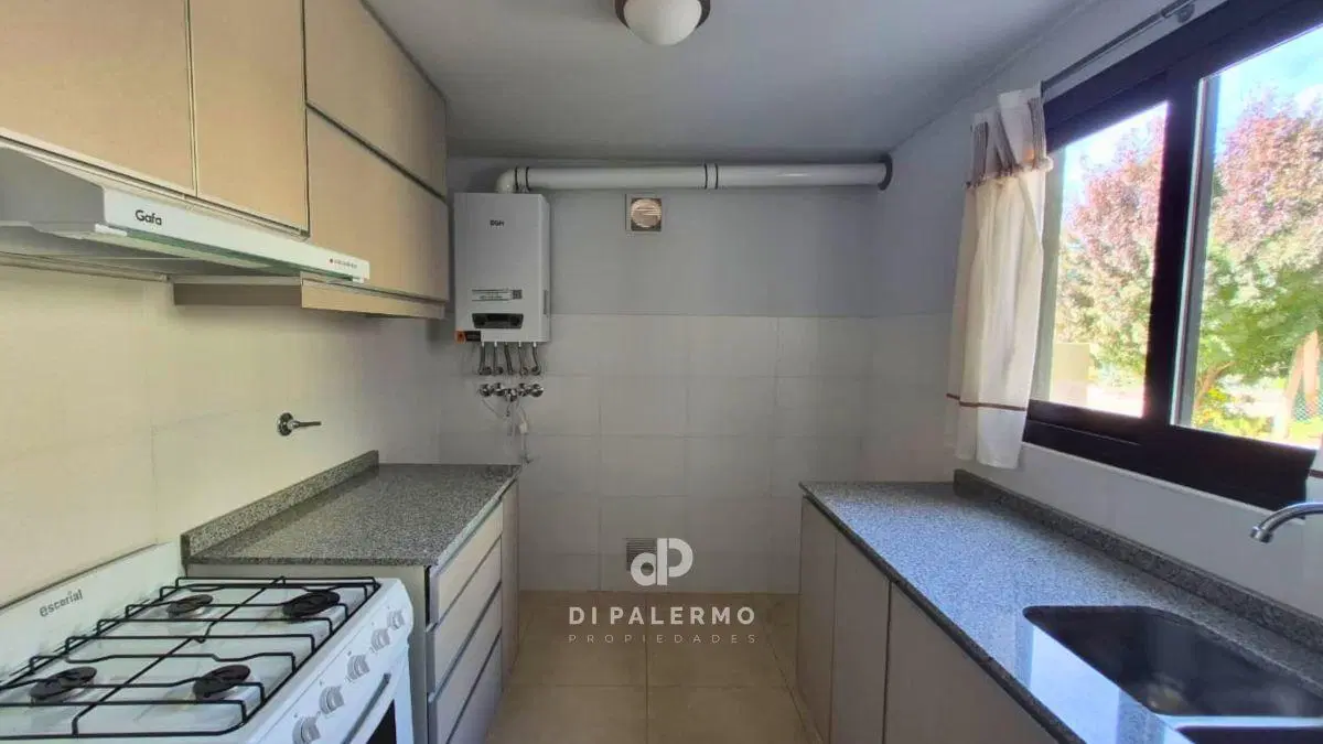 Alquiler de Depto en Planta Baja, 2 habitaciones, cochera y patio en B° CERRADO LOS AGAVES 3