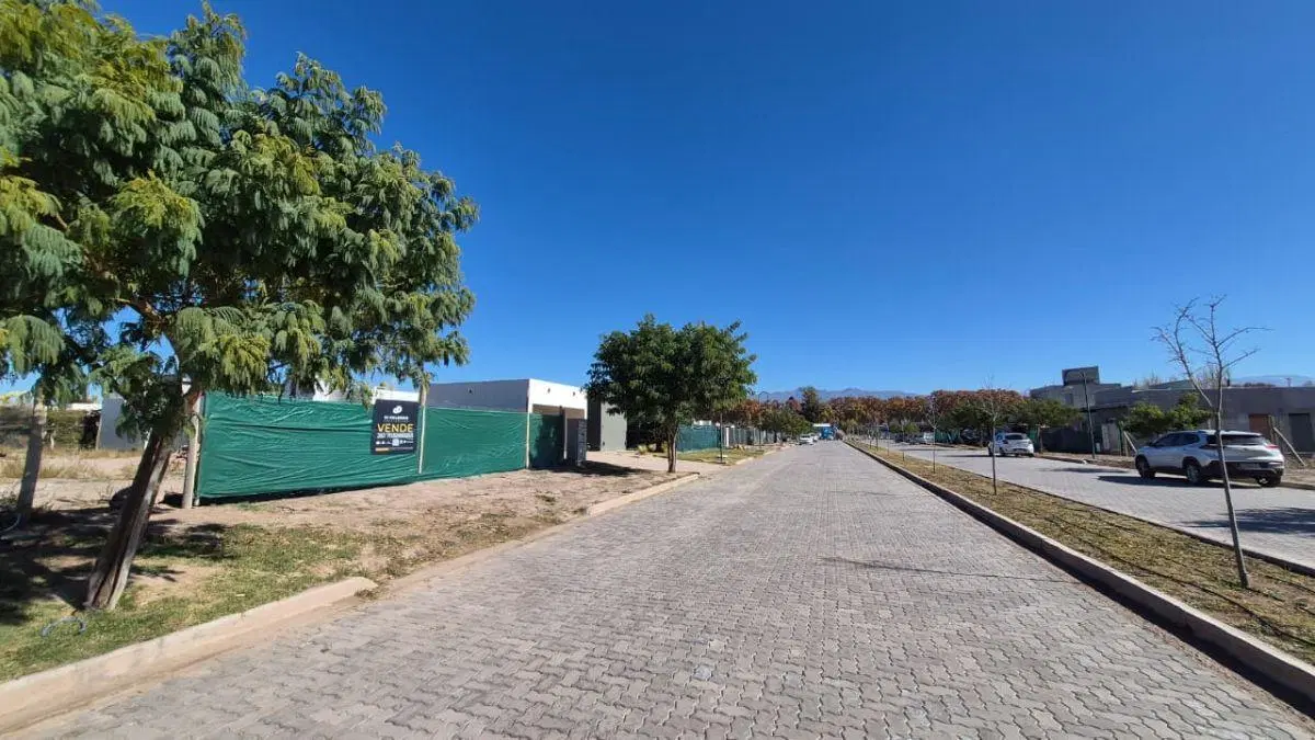 Venta de Terreno SOBRE BOULEVARD PRINCIPAL del Barrio Privado Pueblo Malbec 2