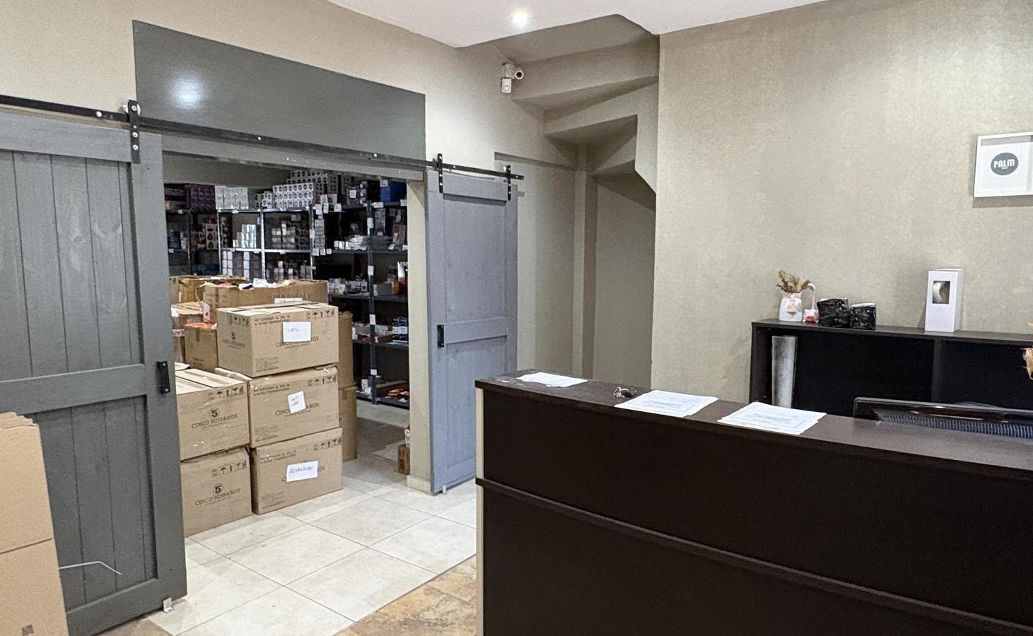Alquiler, Oficina, 14 Ambientes, Patio, Jardin, Piscina, Parrila, 2 Cocheras, Ituzaingo Centro