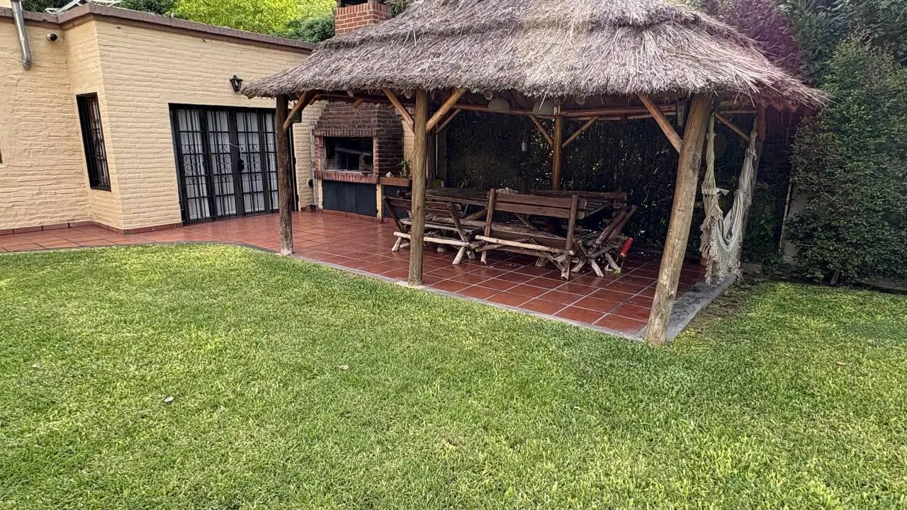 Venta, Casa, 4 amb, Apto Crédito, Jardín, Patio, Quincho, Piscina, Parrilla, Cochera, Ituzaingó. 3