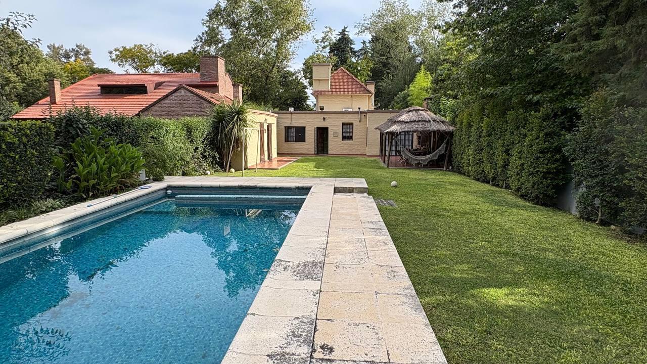 Venta, Casa, 4 amb, Apto Crédito, Jardín, Patio, Quincho, Piscina, Parrilla, Cochera, Ituzaingó.