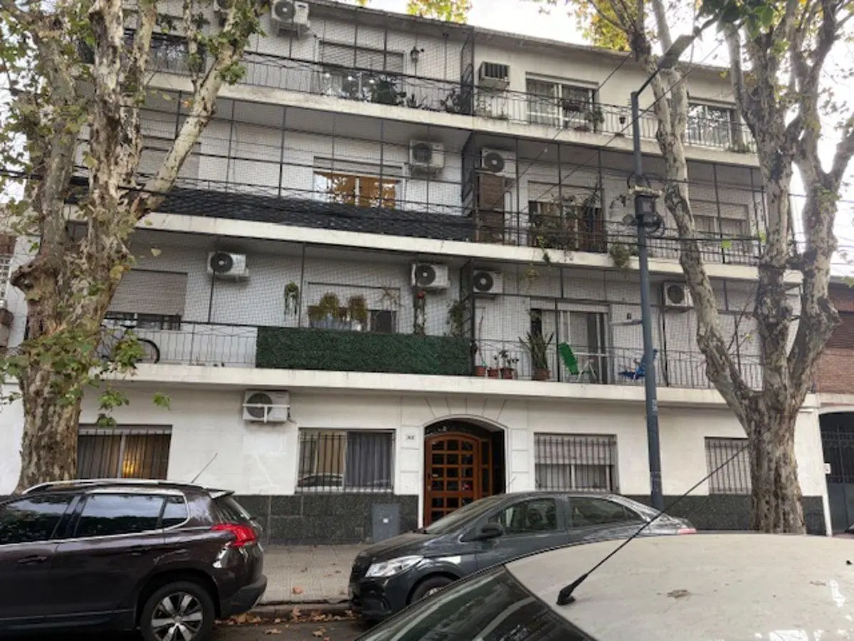 Amplio 4 ambientes al frente con balcón+ bajas expensas 2