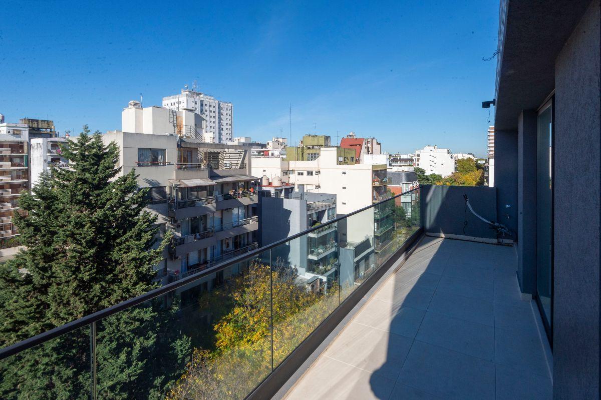 Semi piso de 3 ambientes al frente con balcón con 2 baños completos + grupo electrógeno