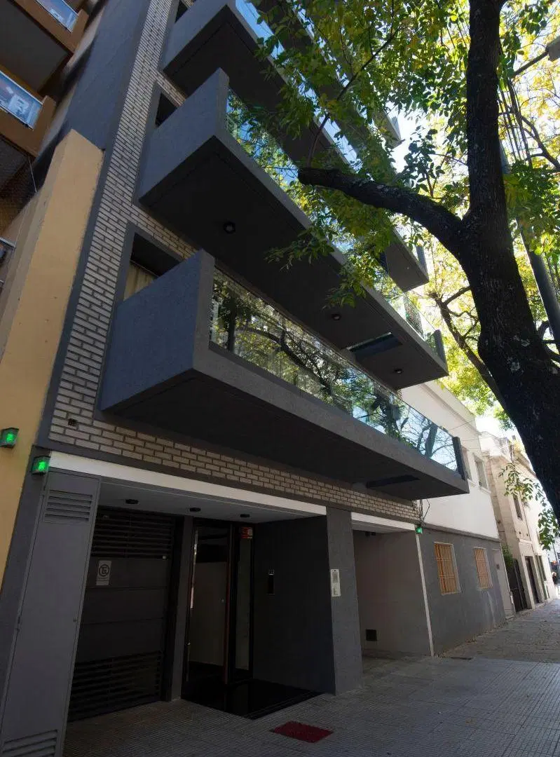 Semi piso de 3 ambientes al frente con balcón con 2 baños completos + grupo electrógeno 4