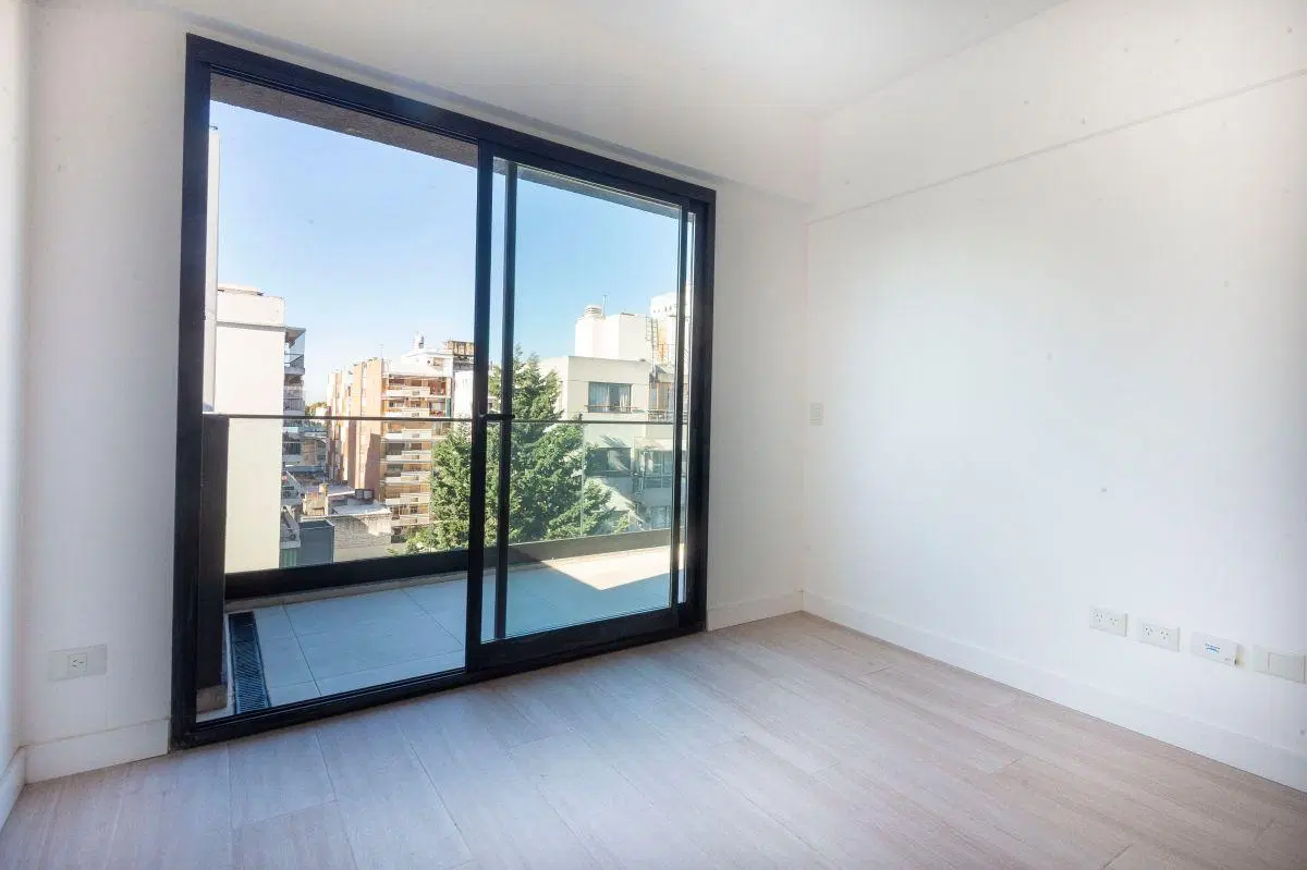Semi piso de 3 ambientes al frente con balcón con 2 baños completos + grupo electrógeno 5