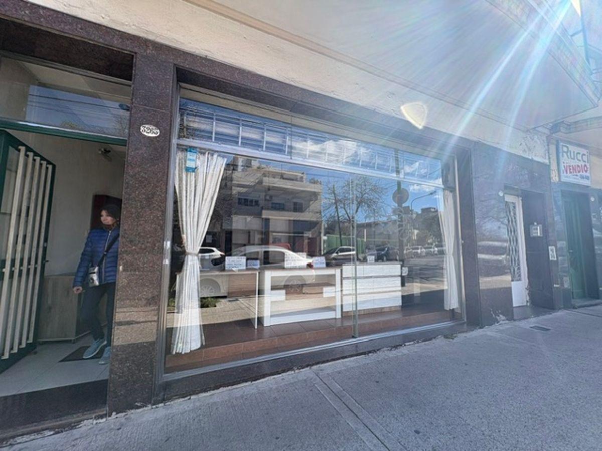 Foto de Oportunidad local de 8.40 x 24 +vivienda en planta alta 4 amb con, imagen 3