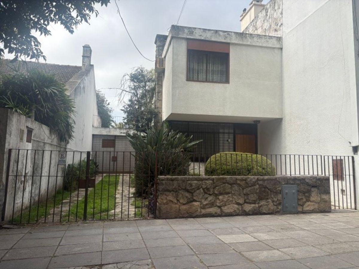 Foto de Amplia casa de 4 ambientes con cochera+fondo+terraza, imagen 2