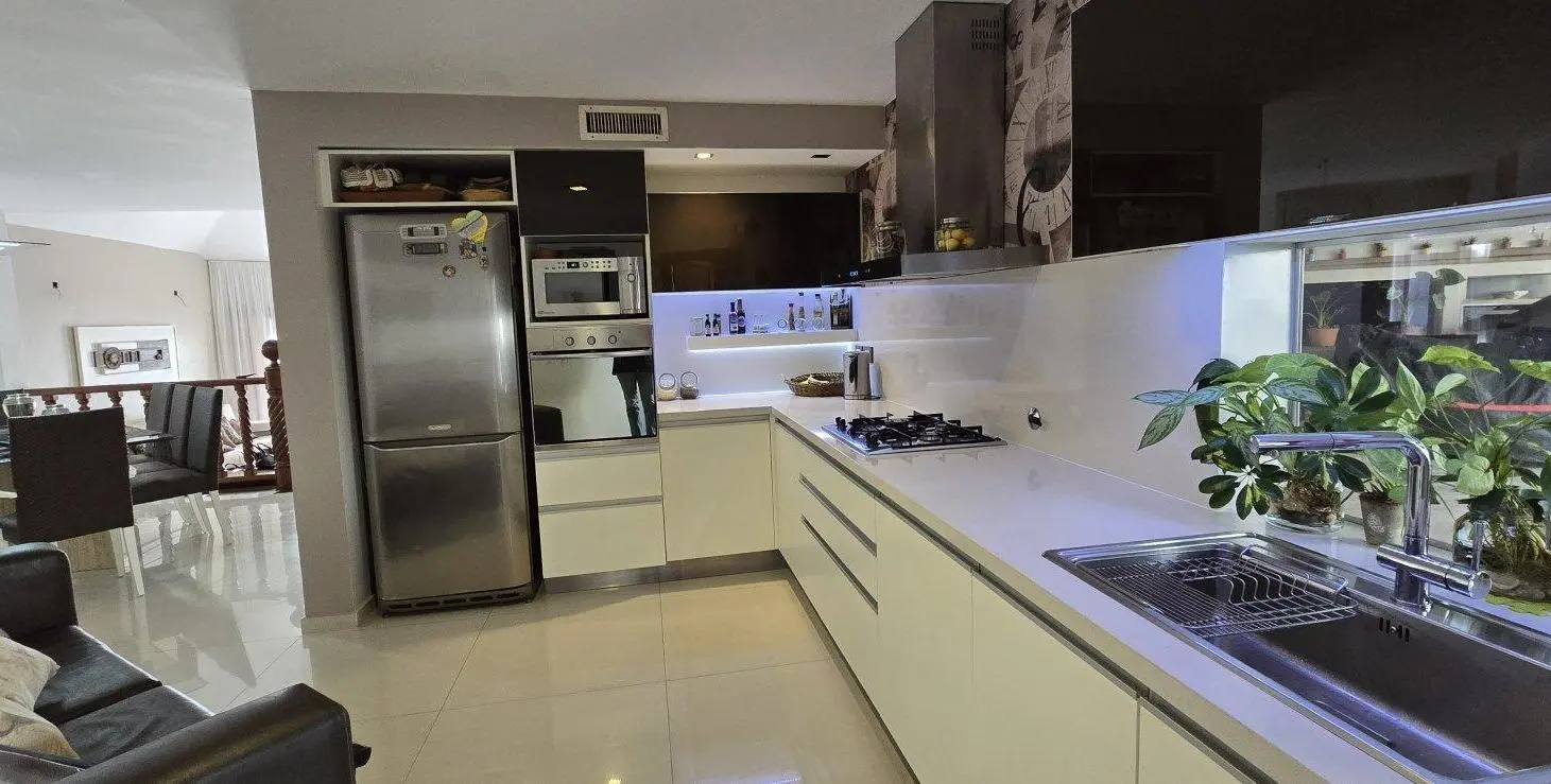 Excepcional Casa en Barrio Sarmiento 4
