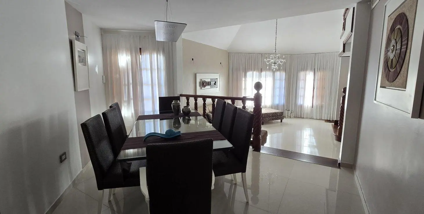 Excepcional Casa en Barrio Sarmiento 5