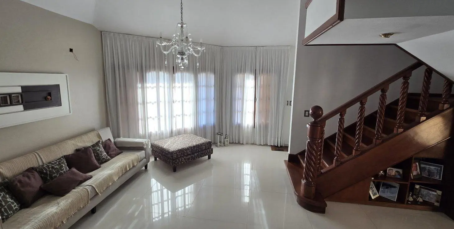 Excepcional Casa en Barrio Sarmiento 3