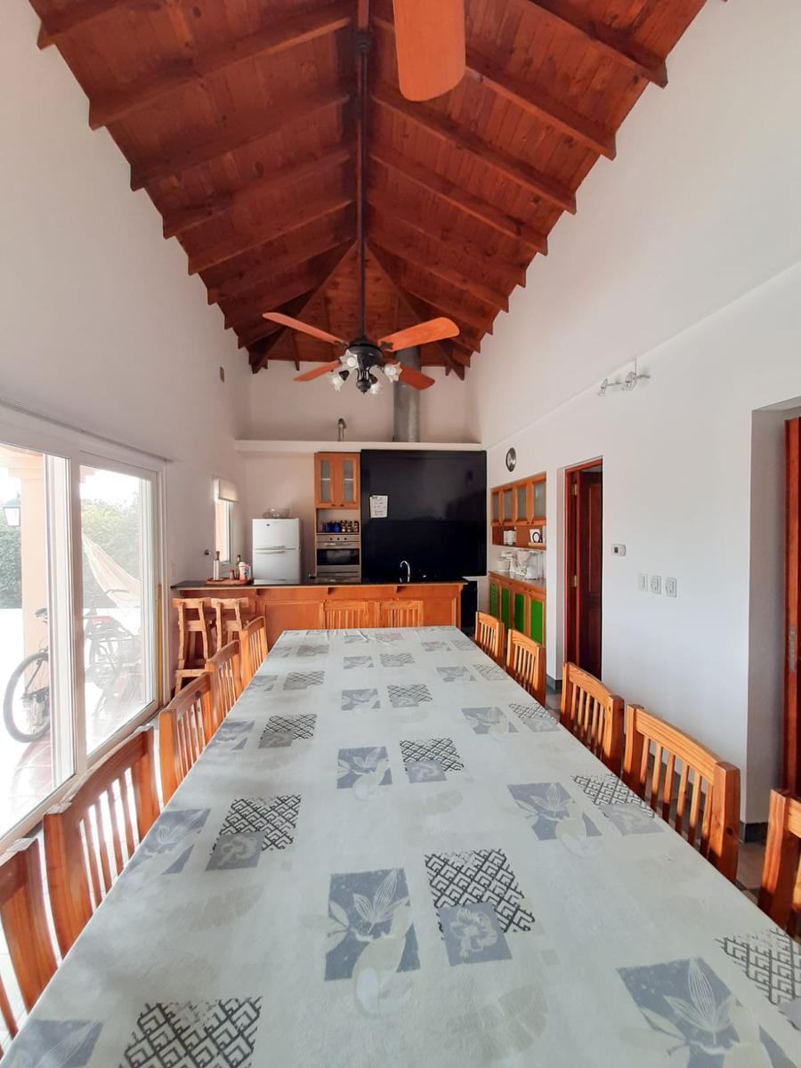 Casa en Desarrollada en Una Planta, con Vista y Salida Al Río, Muelle y Amarra Propia 2