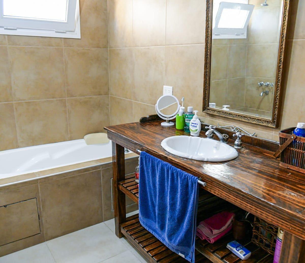 Casa en Desarrollada en Una Planta, con Vista y Salida Al Río, Muelle y Amarra Propia 3