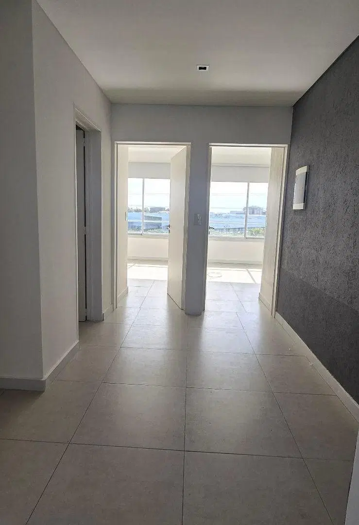 ALQUILER EXCLUSIVO EN ISLAS DEL GOLF, DEPARTAMENTO DE 3 AMBIENTES CON VISTA A LAGUNA CENTRAL, BALCÓN 2