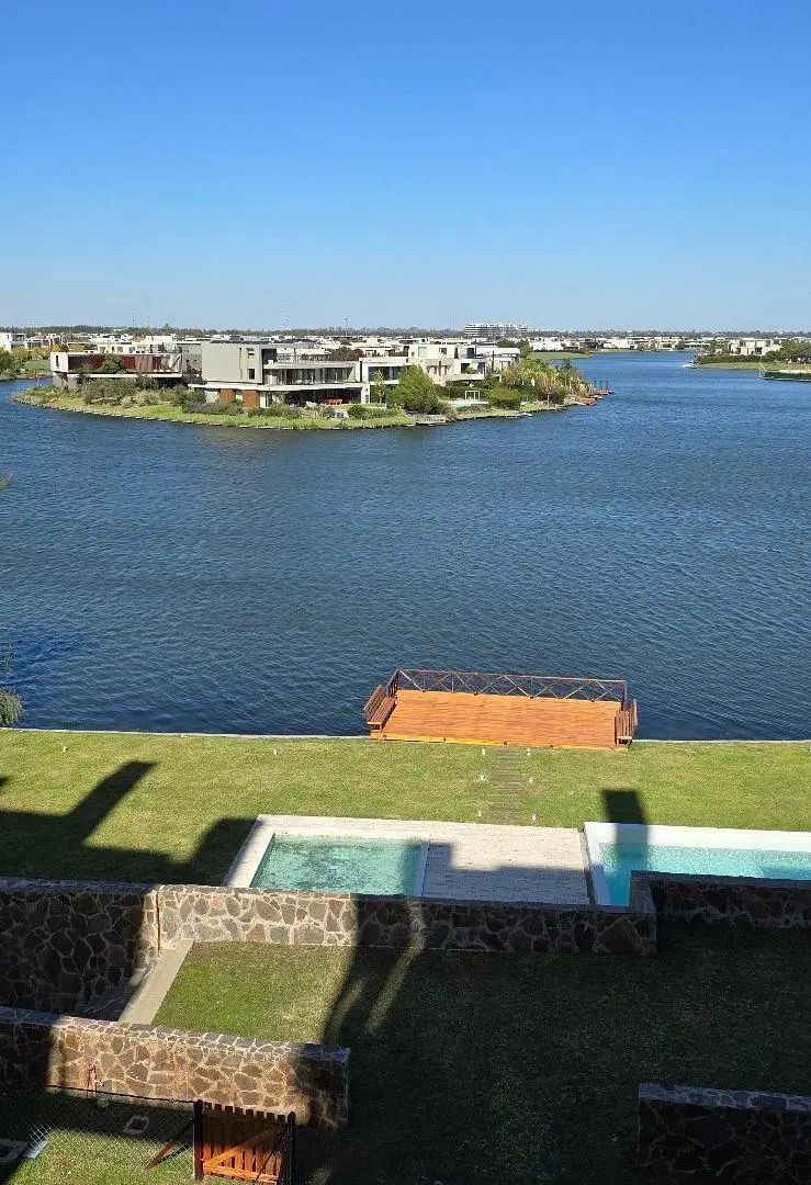 ALQUILER EXCLUSIVO EN ISLAS DEL GOLF, DEPARTAMENTO DE 3 AMBIENTES CON VISTA A LAGUNA CENTRAL, BALCÓN 3
