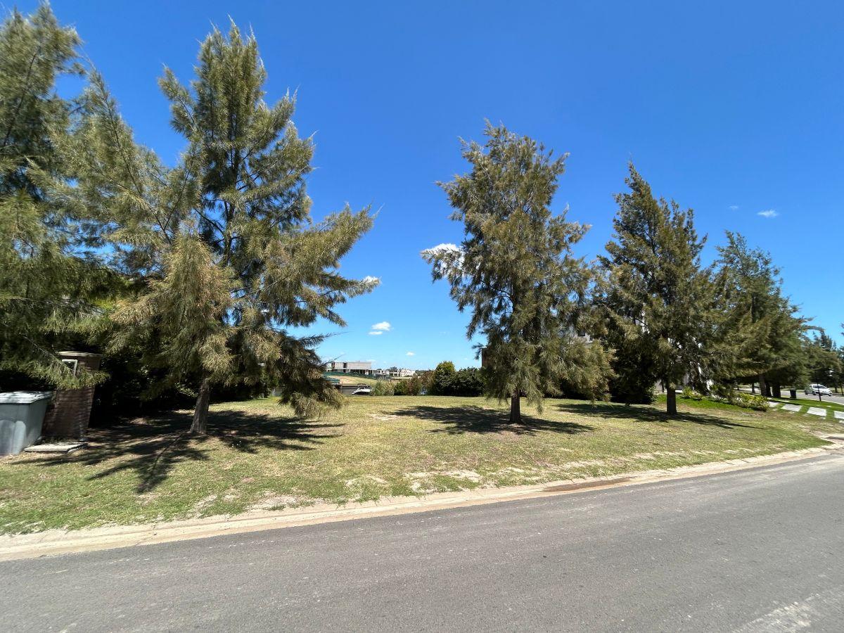 Excelente lote de 910 m² con orientación noroeste – Salida al río - Barrio El Naudir