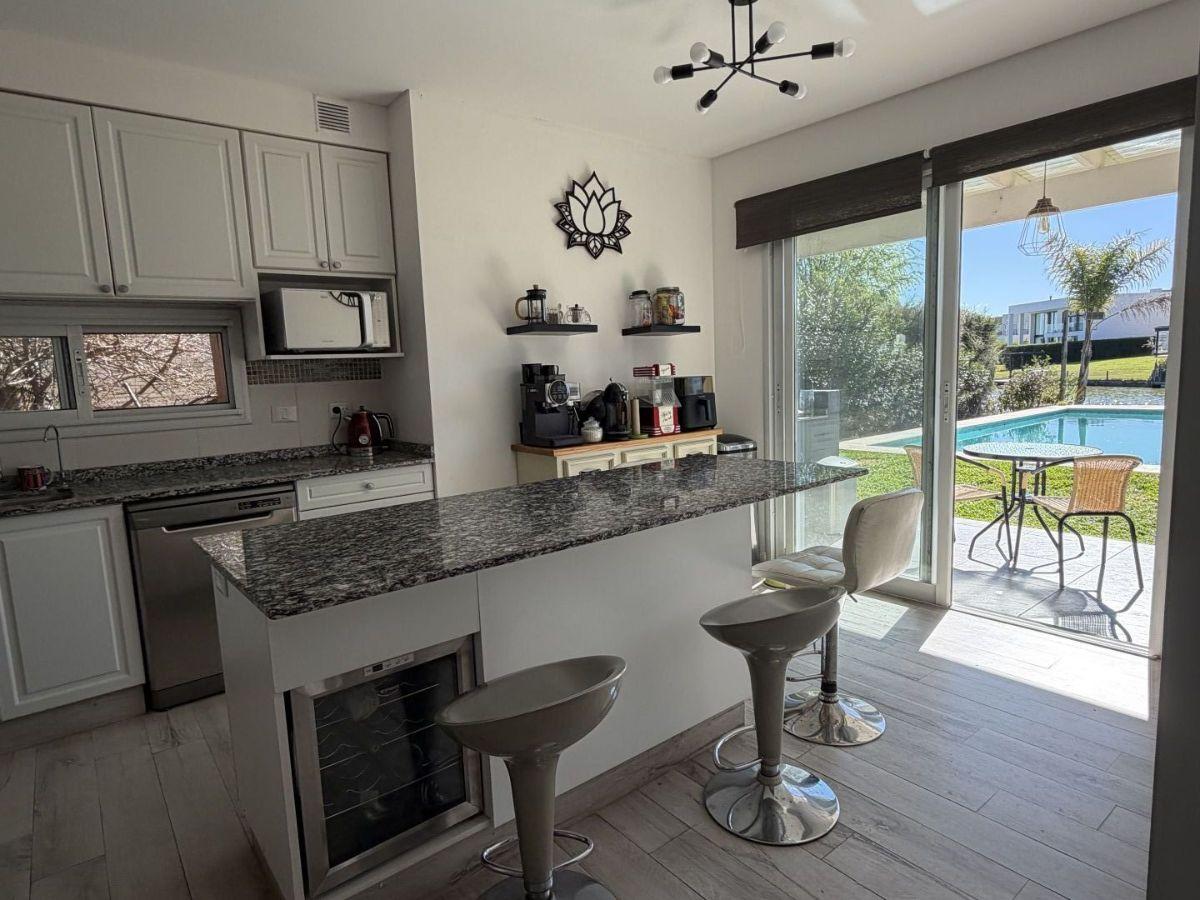 Foto de B° EL CANTON GOLF. HERMOSA CASA EN 2 PLTAS. DE 5AMB. A LA LAGUNA, imagen 2