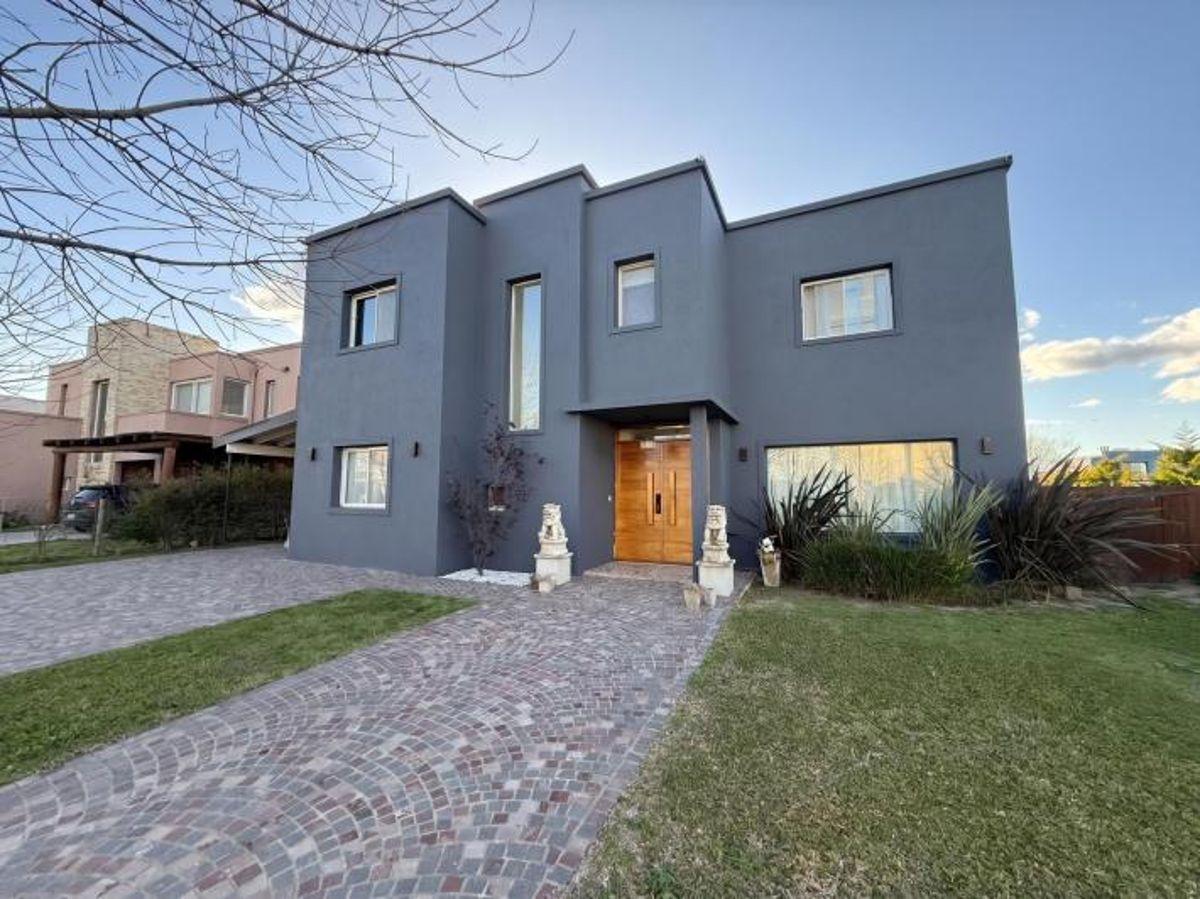 Foto de B° EL CANTON GOLF. HERMOSA CASA EN 2 PLTAS. DE 5AMB. A LA LAGUNA, imagen 5