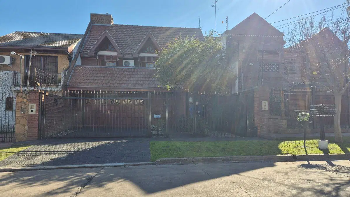 Chalet 2 plantas en venta en Parque Calchaquí 2