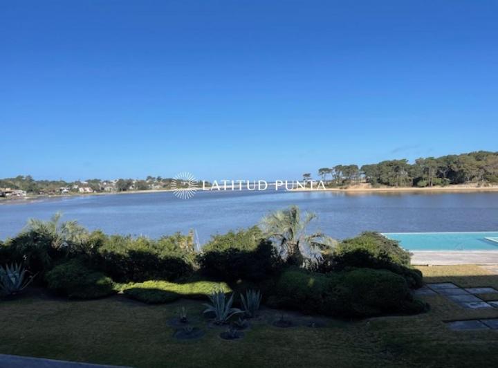 Apartamento en La Barra, 4 suites más dependencia 1