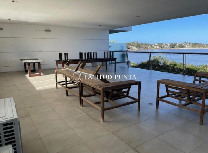 Apartamento en La Barra, 4 suites más dependencia 5