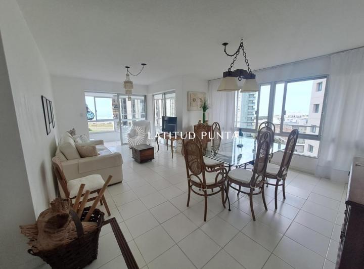 Apartamento de  dos dormitorios en brava con vista y parrillero. 2