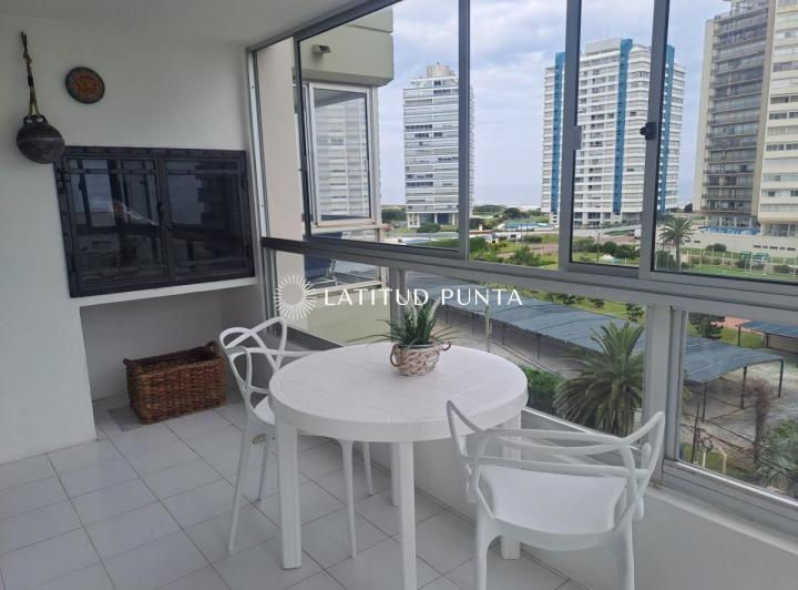 Apartamento de  dos dormitorios en brava con vista y parrillero. 3