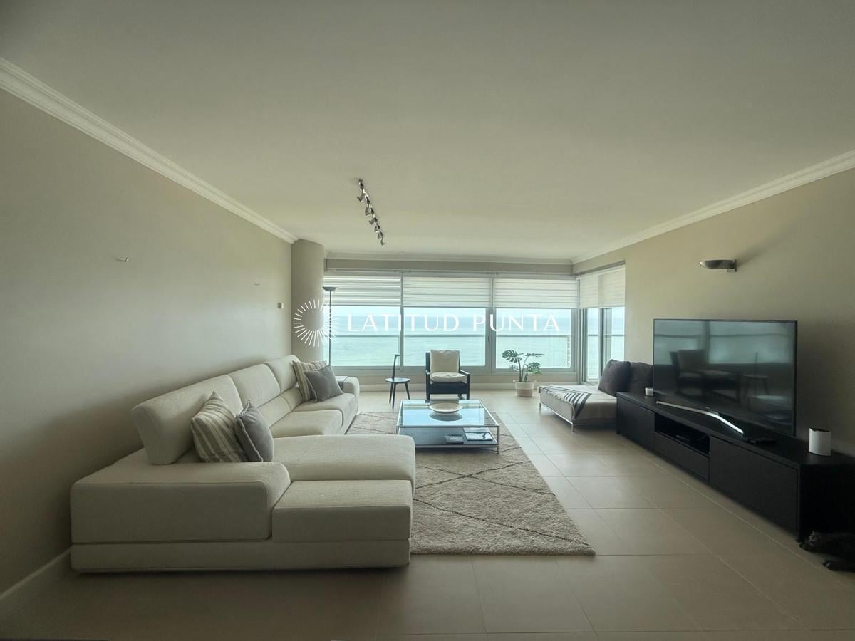 Piso alto en Le Parc, 2 suites más dependencia, 3 garages
