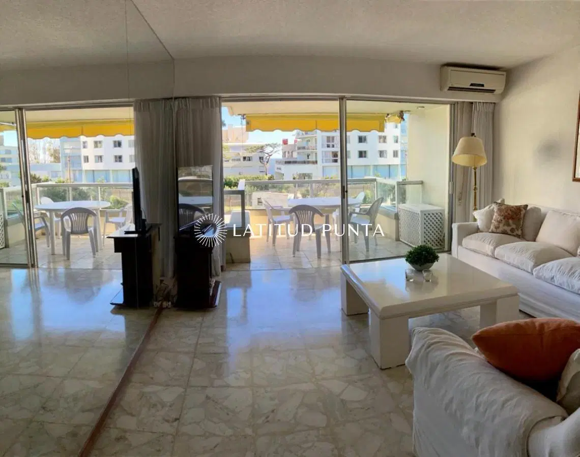 Apartamento de tres dormitorios con vista al mar 1