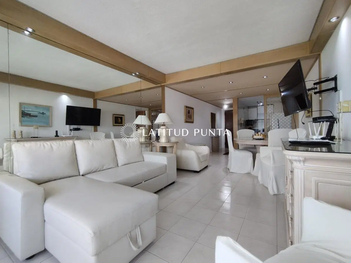 Apartamento de un dormitorio y medio, Pintos Risso 1