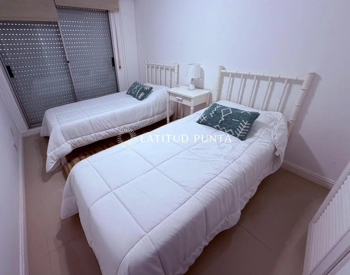 Apartamento en venta frente al mar, parada 19 playa mansa 2