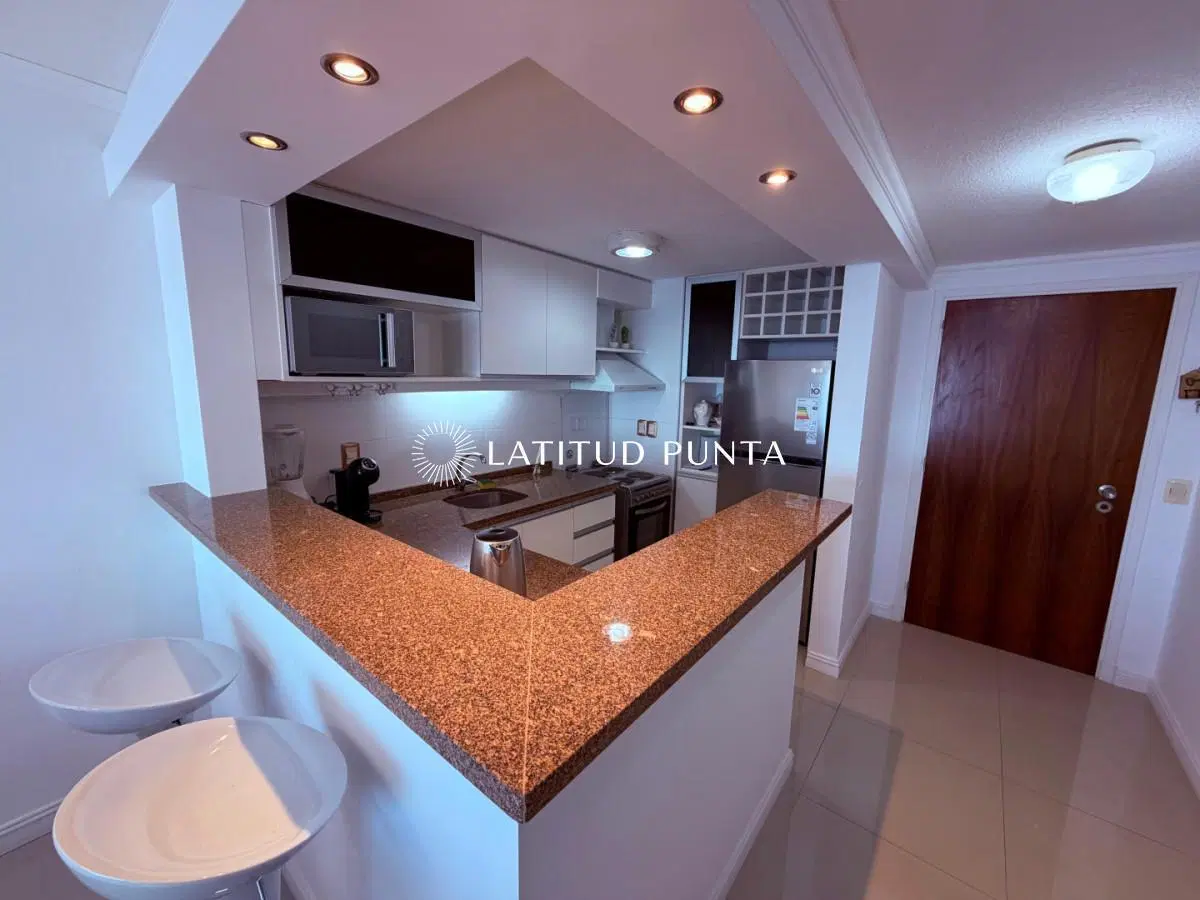 Apartamento en venta frente al mar, parada 19 playa mansa 1