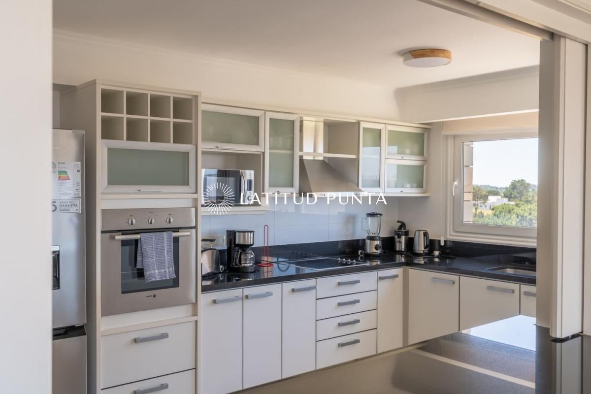 Foto de Apartamento en venta Playa Mansa 4 dormitorios, imagen 2
