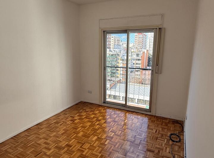 Edificio en Torre, con todos los ambientes luminosos y exclente garage 4