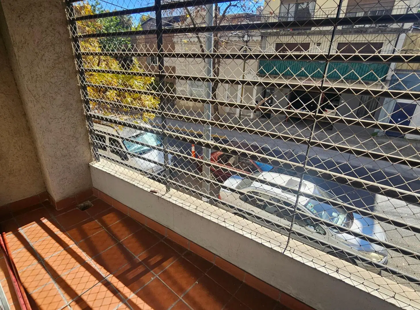 Soleado y amplio departamento de dos ambientes bajas expensas 5