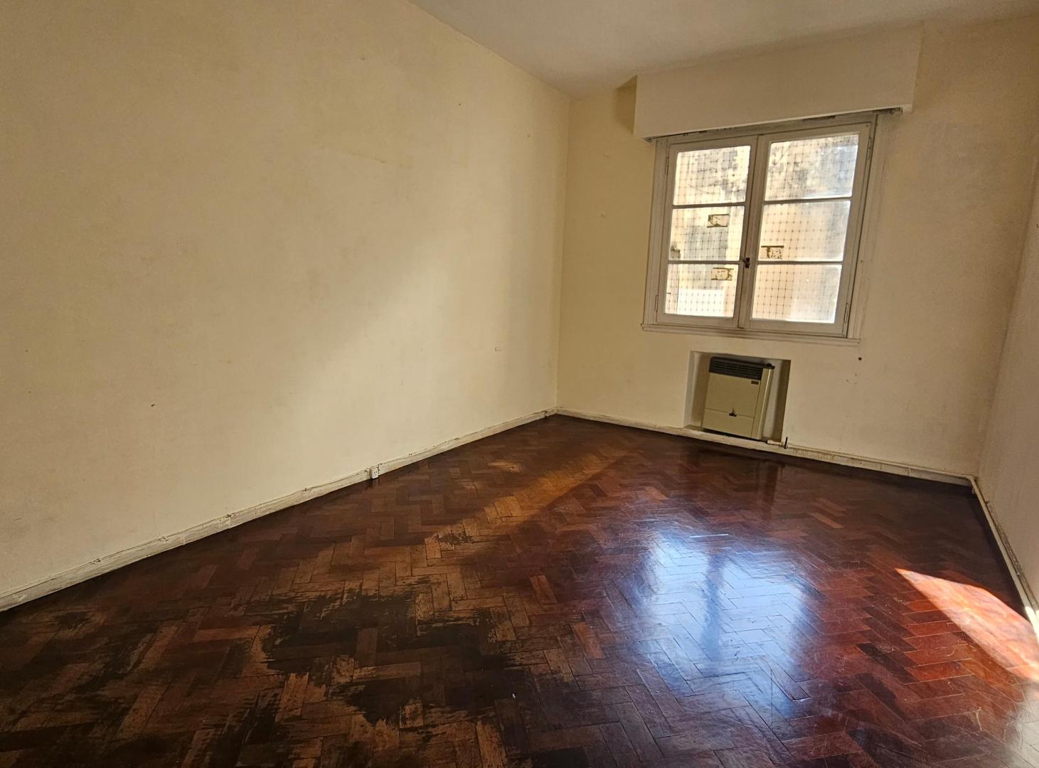 Departamento dos ambientes de estilo. Techos altos