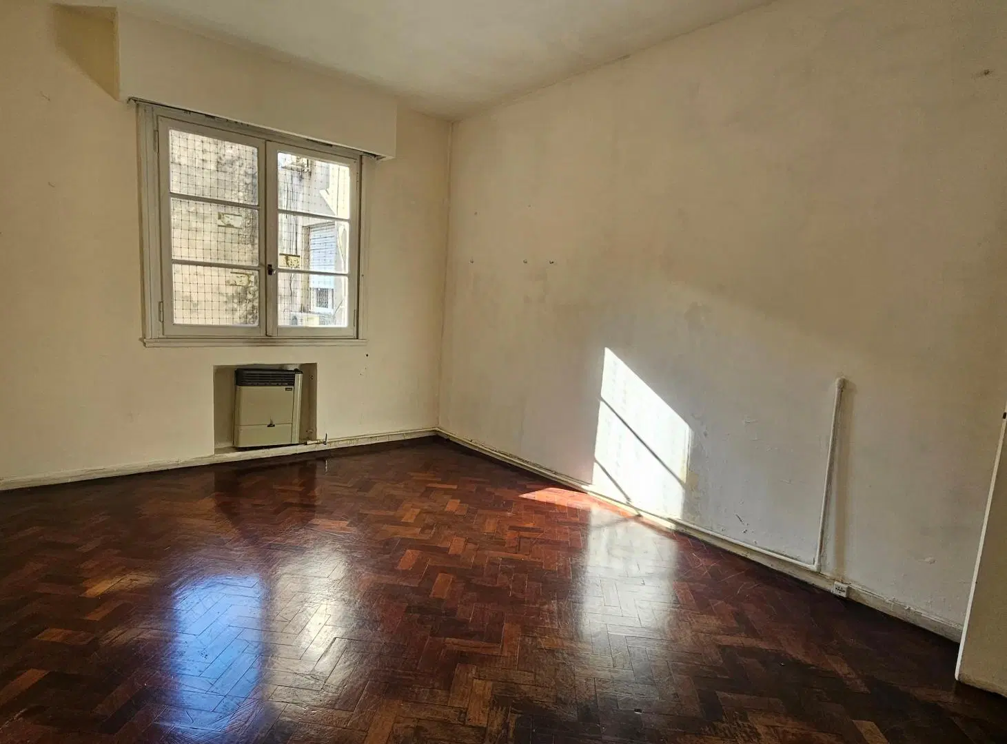 Departamento dos ambientes de estilo. Techos altos 5