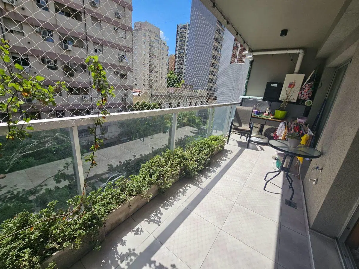 Hermoso departamento con gran Balcón Baño y Toilette 5